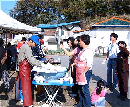 잔치가 벌어진 운천리 노인회관 